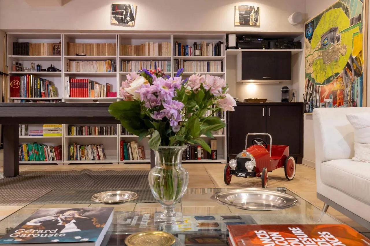 ** Konukevi Maison Lavaud Paris Fransa